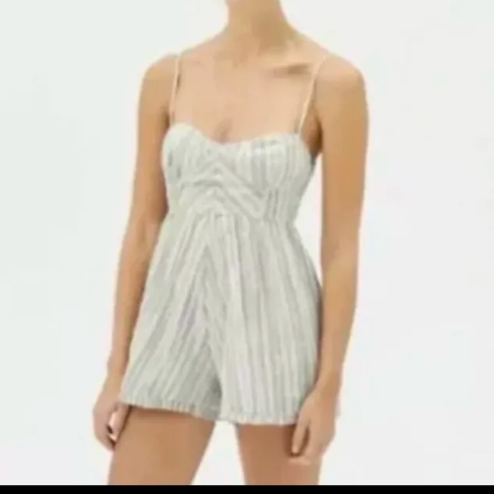 Urban Outfitters Lorelei Crinkle Cotton Romper cream Gray Sz M